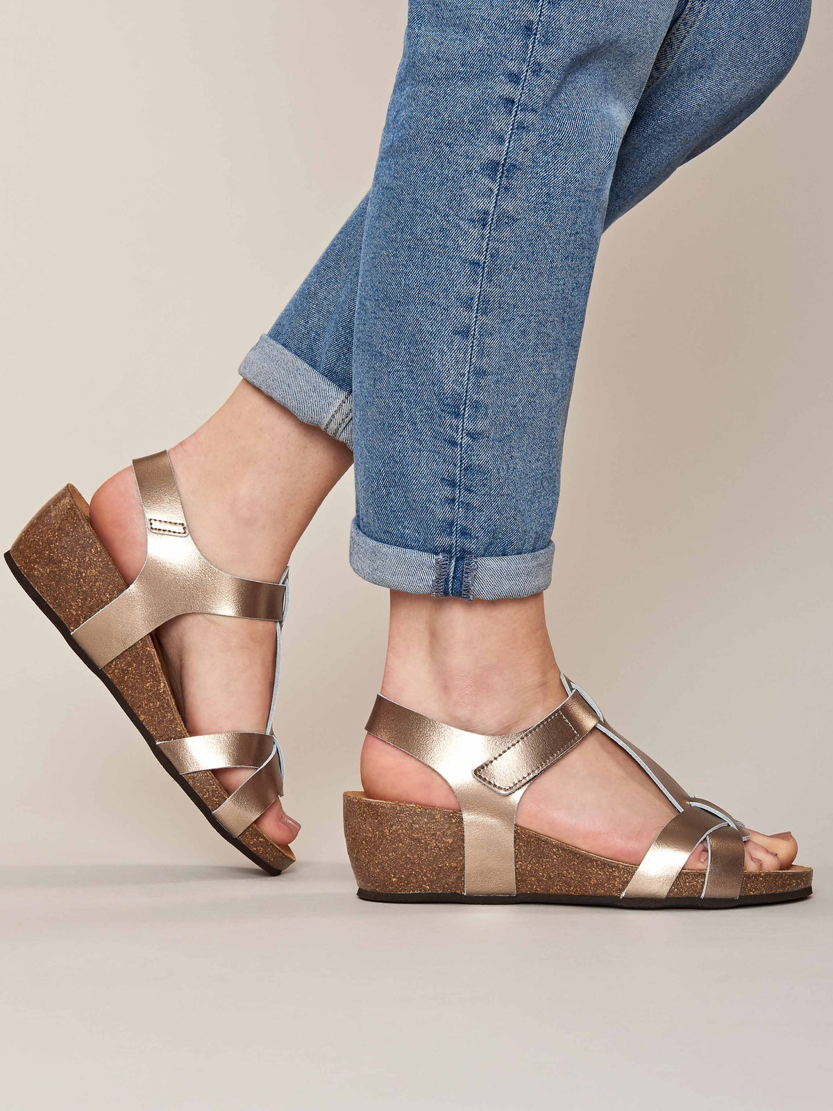 Metallic T-bar wedge sandals - ILHA GILT