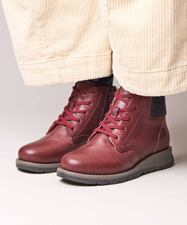 LYDD ZINFANDEL RED WAXY LEATHER