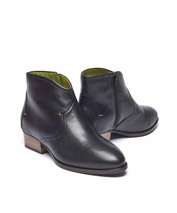 YARDANG BLACK LEATHER