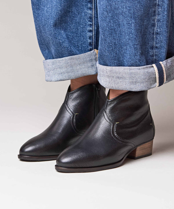 YARDANG BLACK LEATHER