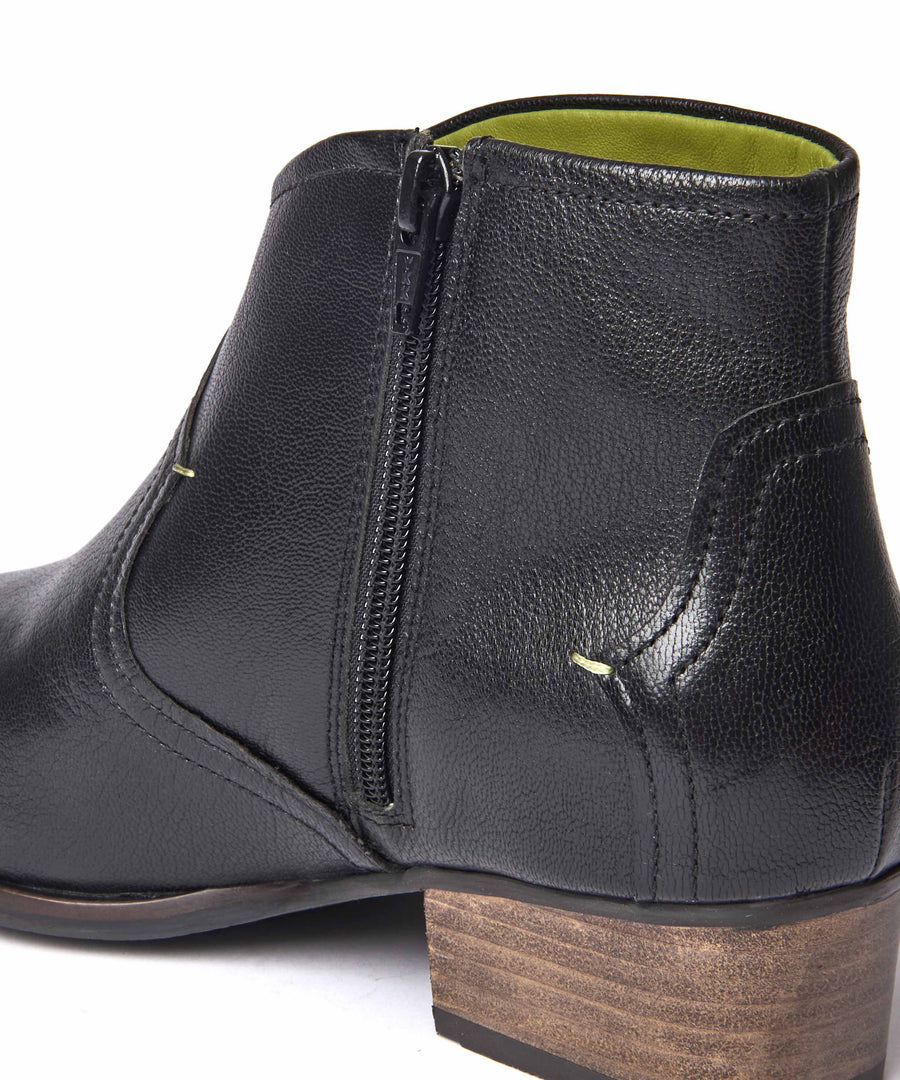 YARDANG BLACK LEATHER