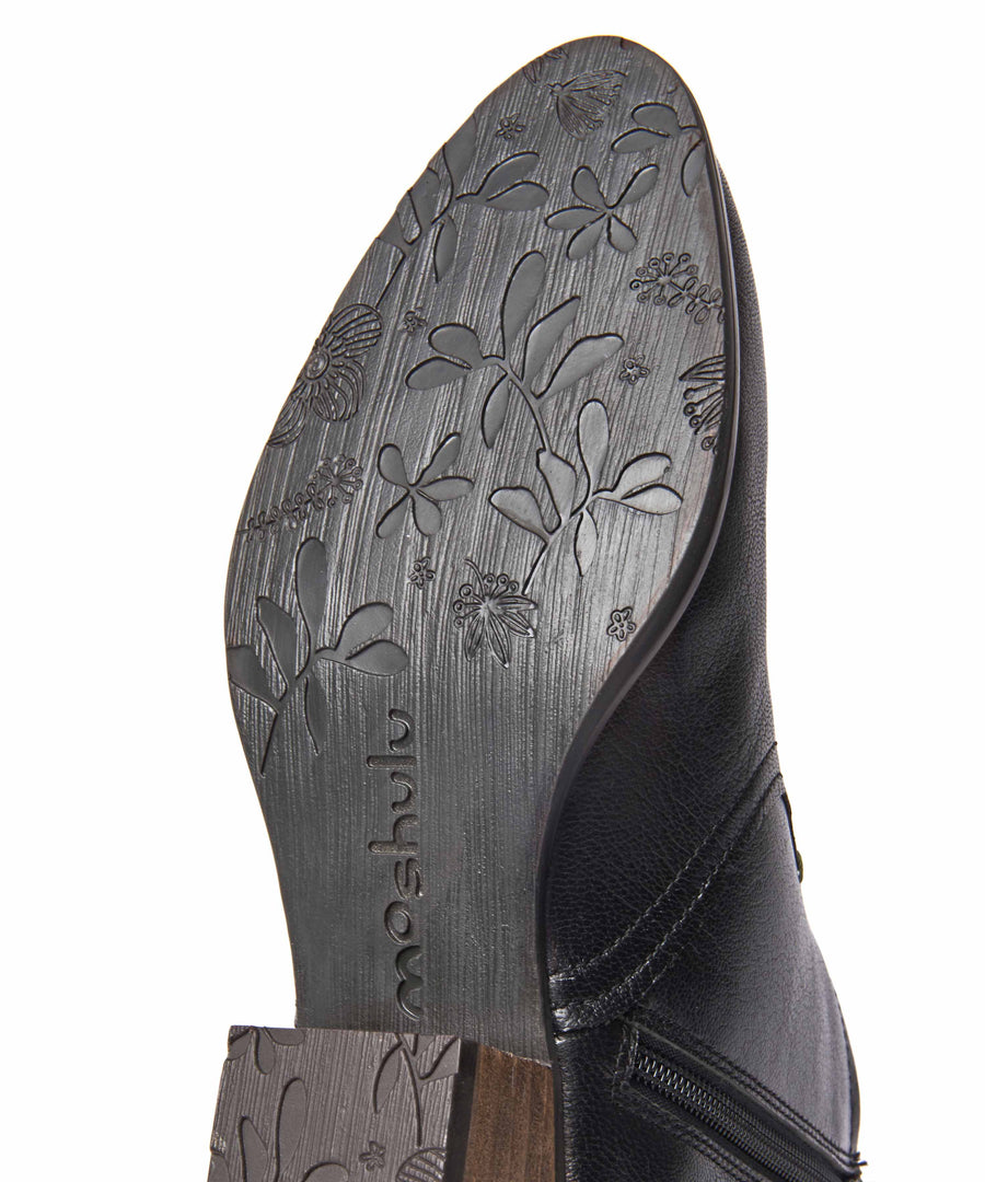 YARDANG BLACK LEATHER