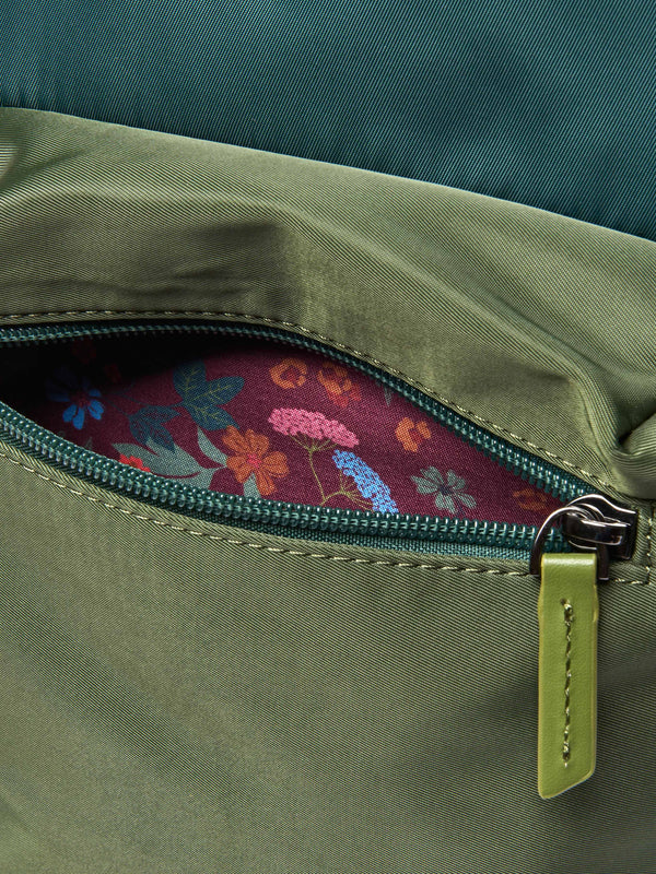 Green Multicompartment, everyday rucksack. - LAPAICH PINE GREEN/OLIVE