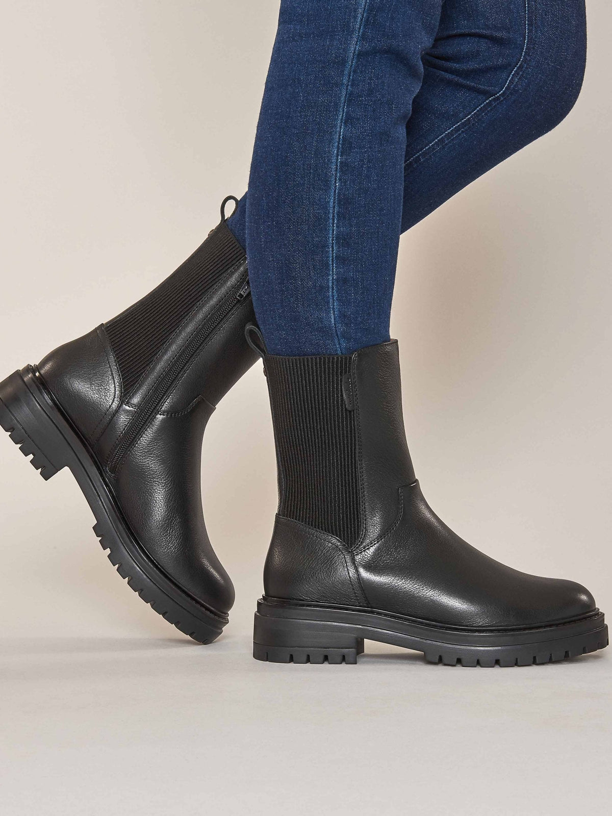 Black chunky leather Chelsea boots - RUSSULA BLACK