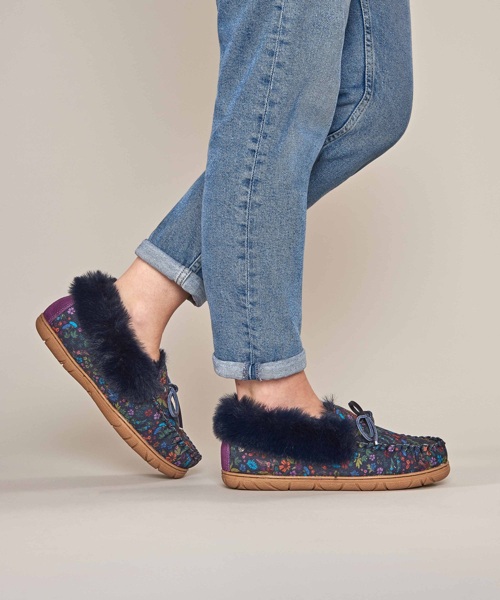（新品箱付き） SLIPPER | 203　サイズ8 ZELLA INDIGO FLORAL | Blue fluffy moccasin slipper | Moshulu – moshulu