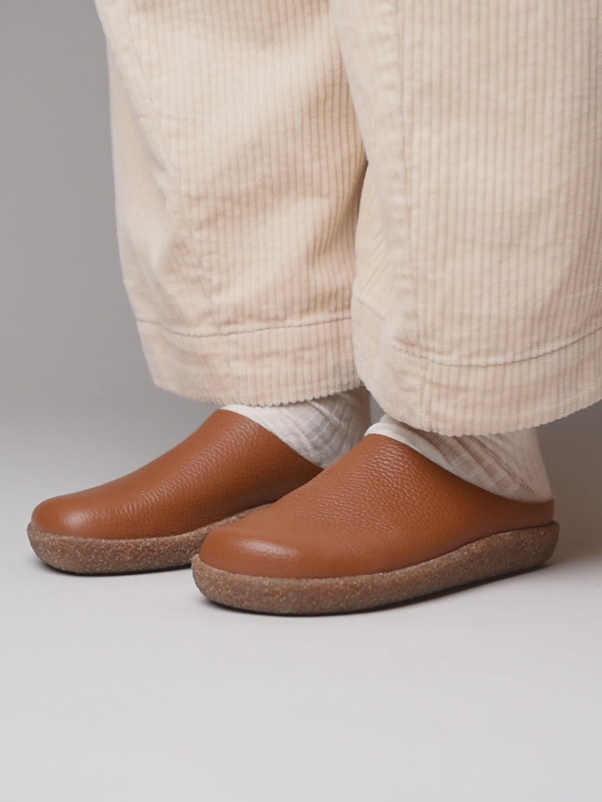 Brown extra cushioned leather clogs - PEVENSEY TAN