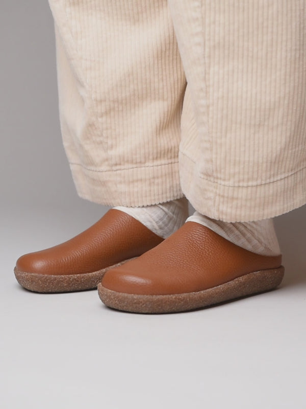 Brown extra cushioned leather clogs - PEVENSEY TAN